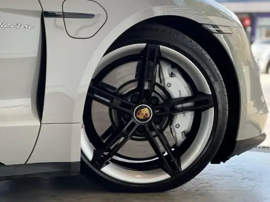 PORSCHE-TAYCAN-2023