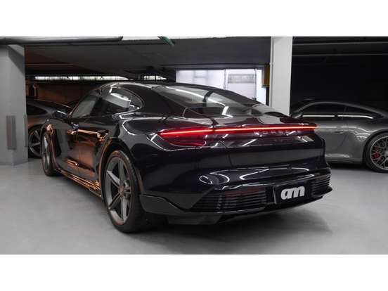 PORSCHE-TAYCAN-2021