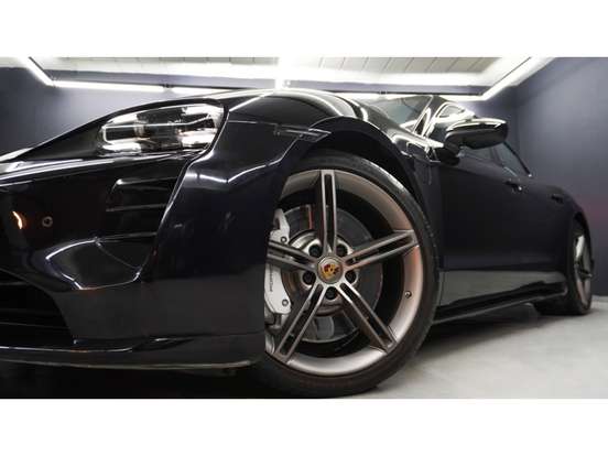 PORSCHE-TAYCAN-2021