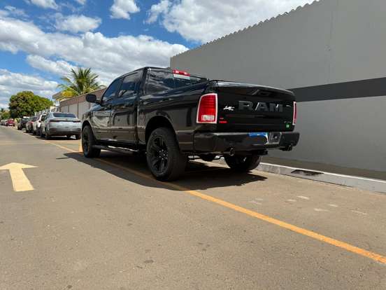 RAM-1500-5.7 V8 GASOLINA LIMITED NIGHT EDITION CD 4X4 AUTOMÁTICO RAM-1500-2023
