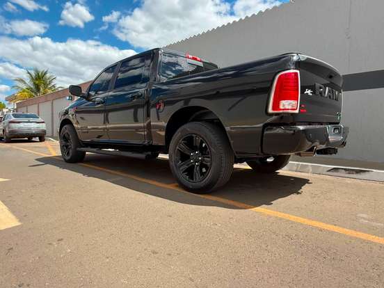RAM-1500-5.7 V8 GASOLINA LIMITED NIGHT EDITION CD 4X4 AUTOMÁTICO RAM-1500-2023