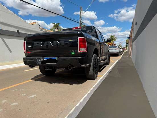 RAM-1500-5.7 V8 GASOLINA LIMITED NIGHT EDITION CD 4X4 AUTOMÁTICO RAM-1500-2023