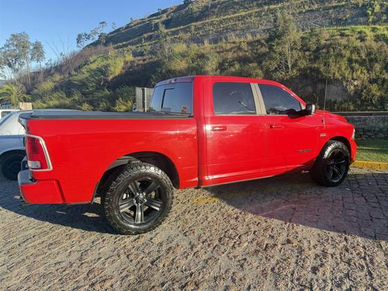 RAM CLASSIC 5.7 V8 GASOLINA LARAMIE NIGHT EDITION CD 4X4 AUTOMÁTICO