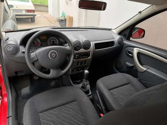 RENAULT-LOGAN-2010
