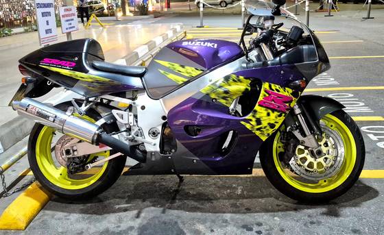 SUZUKI GSX-R750 