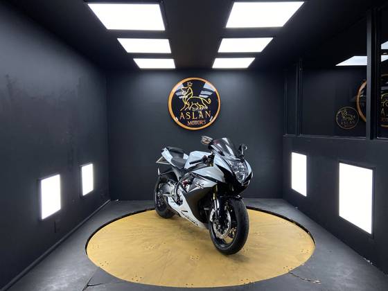 SUZUKI GSX-R750 
