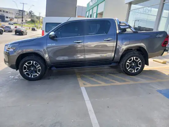 TOYOTA-HILUX-2.8 D-4D TURBO DIESEL CD SRX 4X4 AUTOMÁTICO TOYOTA-HILUX-2025