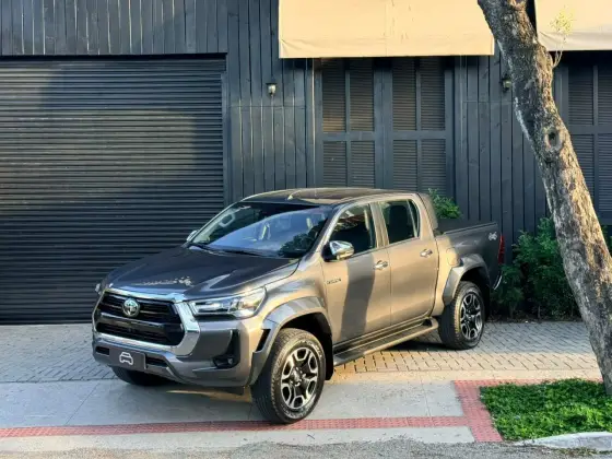 TOYOTA HILUX 2.8 D-4D TURBO DIESEL CD SRX 4X4 AUTOMÁTICO