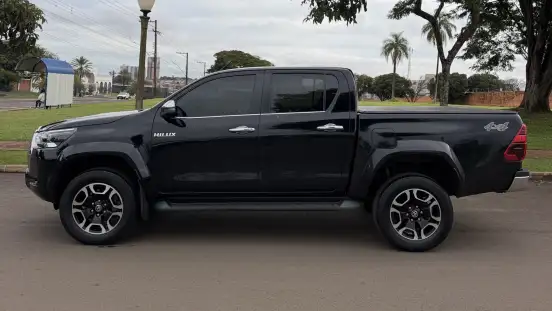 TOYOTA-HILUX-2.8 D-4D TURBO DIESEL CD SRX PLUS 4X4 AUTOMÁTICO TOYOTA-HILUX-2023