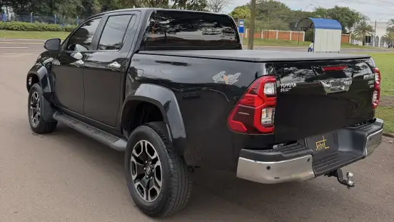 TOYOTA-HILUX-2.8 D-4D TURBO DIESEL CD SRX PLUS 4X4 AUTOMÁTICO TOYOTA-HILUX-2023