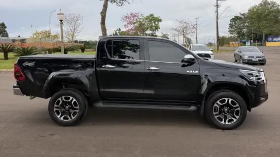 TOYOTA-HILUX-2.8 D-4D TURBO DIESEL CD SRX PLUS 4X4 AUTOMÁTICO TOYOTA-HILUX-2023