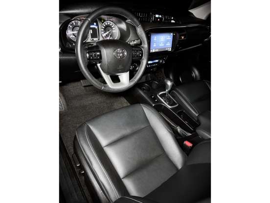 TOYOTA-HILUX-2.8 D-4D TURBO DIESEL CD SRV 4X4 AUTOMÁTICO TOYOTA-HILUX-2024