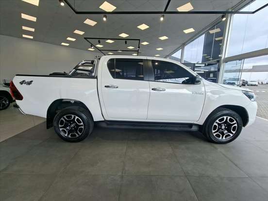 TOYOTA-HILUX-2.8 D-4D TURBO DIESEL CD SRV 4X4 AUTOMÁTICO TOYOTA-HILUX-2024