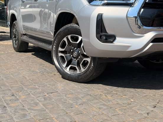 TOYOTA-HILUX-2.8 D-4D TURBO DIESEL CD SRX 4X4 AUTOMÁTICO TOYOTA-HILUX-2021