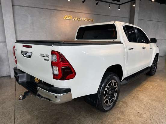 TOYOTA-HILUX-2.8 D-4D TURBO DIESEL CD SRX 4X4 AUTOMÁTICO TOYOTA-HILUX-2022