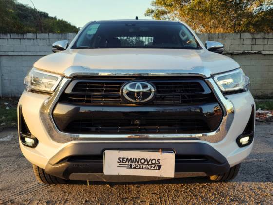 TOYOTA HILUX 2.8 D-4D TURBO DIESEL CD SRX 4X4 AUTOMÁTICO