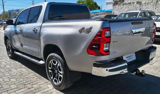 TOYOTA-HILUX-2.8 D-4D TURBO DIESEL CD SRX LIMITED 4X4 AUTOMÁTICO TOYOTA-HILUX-2022
