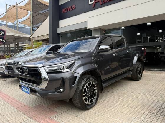 TOYOTA HILUX 2.8 D-4D TURBO DIESEL CD SRX PLUS 4X4 AUTOMÁTICO