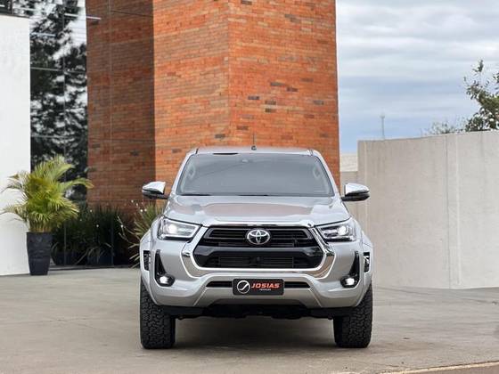 TOYOTA HILUX 2.8 D-4D TURBO DIESEL CD SRX PLUS 4X4 AUTOMÁTICO