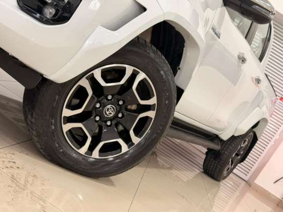 TOYOTA-HILUX-2.8 D-4D TURBO DIESEL CD SRX PLUS 4X4 AUTOMÁTICO TOYOTA-HILUX-2025
