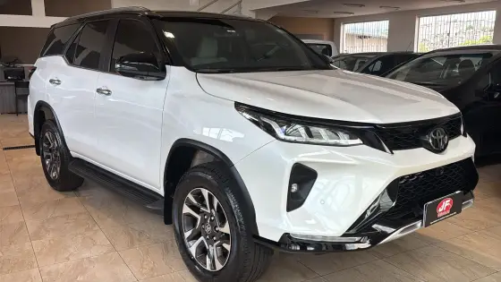 TOYOTA HILUX SW4 2.8 D-4D TURBO DIESEL DIAMOND 7L 4X4 AUTOMÁTICO