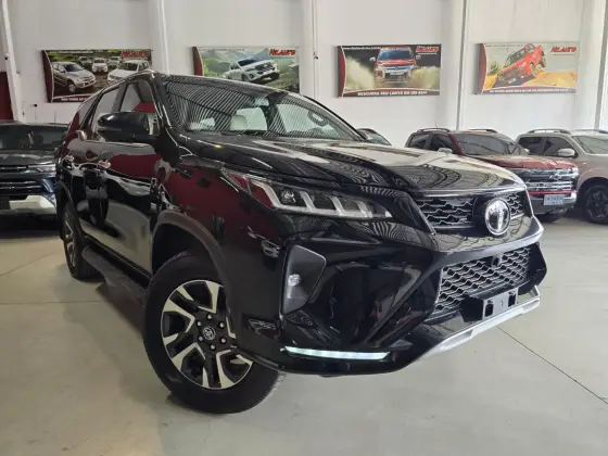TOYOTA HILUX SW4 2.8 D-4D TURBO DIESEL DIAMOND 7L 4X4 AUTOMÁTICO