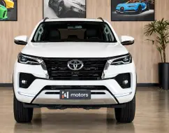 TOYOTA HILUX SW4 2.8 D-4D TURBO DIESEL SRX 7L 4X4 AUTOMÁTICO TOYOTA HILUX SW4 2.8 D-4D TURBO DIESEL SRX 7L 4X4 AUTOMÁTICO
