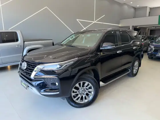 TOYOTA HILUX SW4 2.8 D-4D TURBO DIESEL SRX 7L 4X4 AUTOMÁTICO