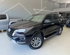 TOYOTA HILUX SW4 2.8 D-4D TURBO DIESEL SRX 7L 4X4 AUTOMÁTICO TOYOTA HILUX SW4 2.8 D-4D TURBO DIESEL SRX 7L 4X4 AUTOMÁTICO