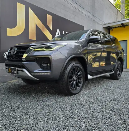 TOYOTA HILUX SW4 2.8 D-4D TURBO DIESEL SRX 7L 4X4 AUTOMÁTICO