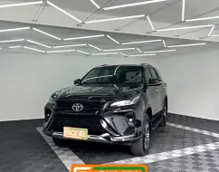 TOYOTA HILUX SW4 2.8 D-4D TURBO DIESEL SRX PLATINUM 4X4 AUTOMÁTICO TOYOTA HILUX SW4 2.8 D-4D TURBO DIESEL SRX PLATINUM 4X4 AUTOMÁTICO