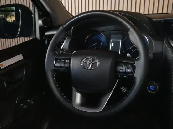 TOYOTA-HILUX SW4-2025