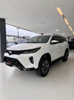 TOYOTA-HILUX SW4-2024