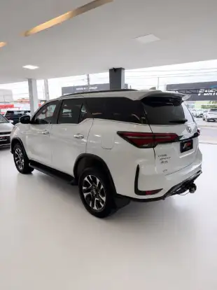 TOYOTA-HILUX SW4-2024