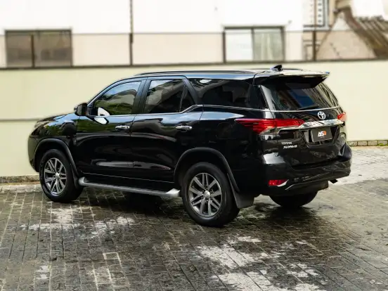 TOYOTA-HILUX SW4-2.8 SRX 4X4 7 LUGARES 16V TURBO INTERCOOLER DIESEL 4P AUTOMÁTICO TOYOTA-HILUX SW4-2019