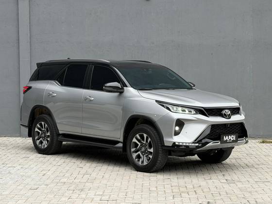 TOYOTA HILUX SW4 2.8 D-4D TURBO DIESEL DIAMOND 7L 4X4 AUTOMÁTICO