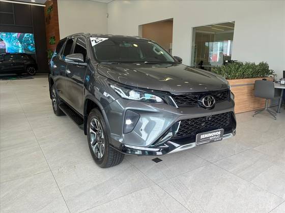 TOYOTA HILUX SW4 2.8 D-4D TURBO DIESEL DIAMOND 7L 4X4 AUTOMÁTICO