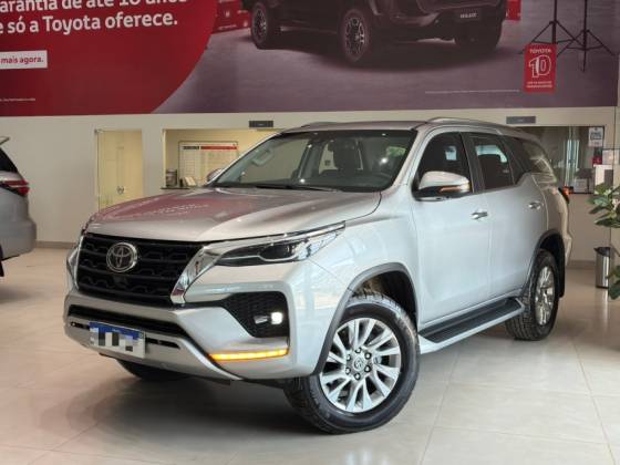 TOYOTA HILUX SW4 2.8 D-4D TURBO DIESEL SRX 4X4 AUTOMÁTICO