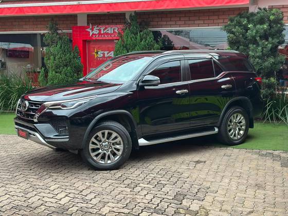 TOYOTA HILUX SW4 2.8 D-4D TURBO DIESEL SRX 4X4 AUTOMÁTICO