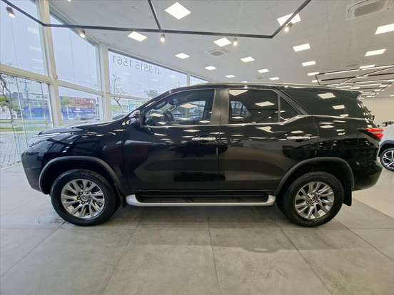 TOYOTA-HILUX SW4-2.8 D-4D TURBO DIESEL SRX 7L 4X4 AUTOMÁTICO TOYOTA-HILUX SW4-2023
