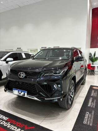 TOYOTA HILUX SW4 2.8 D-4D TURBO DIESEL SRX PLATINUM 7L 4X4 AUTOMÁTICO