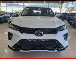 TOYOTA HILUX SW4 2.8 D-4D TURBO DIESEL SRX PLATINUM 7L 4X4 AUTOMÁTICO TOYOTA HILUX SW4 2.8 D-4D TURBO DIESEL SRX PLATINUM 7L 4X4 AUTOMÁTICO