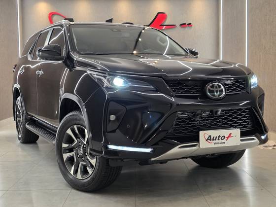 TOYOTA HILUX SW4 2.8 D-4D TURBO DIESEL SRX PLATINUM 7L 4X4 AUTOMÁTICO