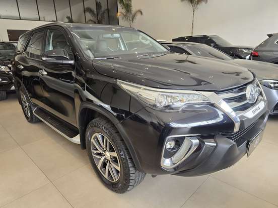TOYOTA-HILUX SW4-2.8 SRX 4X4 7 LUGARES 16V TURBO INTERCOOLER DIESEL 4P AUTOMÁTICO TOYOTA-HILUX SW4-2019