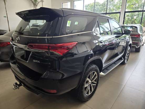TOYOTA-HILUX SW4-2.8 SRX 4X4 7 LUGARES 16V TURBO INTERCOOLER DIESEL 4P AUTOMÁTICO TOYOTA-HILUX SW4-2019