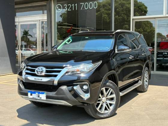 TOYOTA HILUX SW4 2.8 SRX 4X4 7 LUGARES 16V TURBO INTERCOOLER DIESEL 4P AUTOMÁTICO