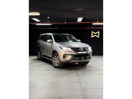 TOYOTA HILUX SW4 2.8 SRX 4X4 7 LUGARES 16V TURBO INTERCOOLER DIESEL 4P AUTOMÁTICO