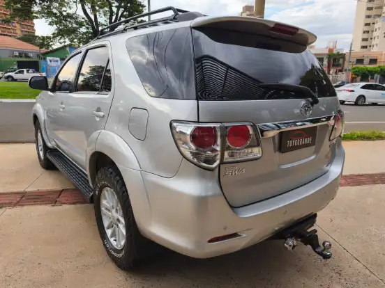 TOYOTA-HILUX SW4-2011
