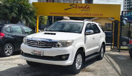 TOYOTA HILUX SW4 3.0 SRV 4X4 7 LUGARES 16V TURBO INTERCOOLER DIESEL 4P AUTOMÁTICO