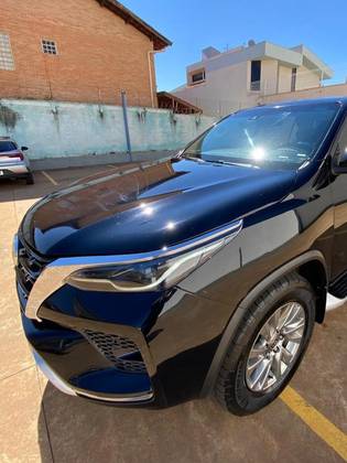 TOYOTA HILUX SW4 2.8 D-4D TURBO DIESEL SRX 7L 4X4 AUTOMÁTICO